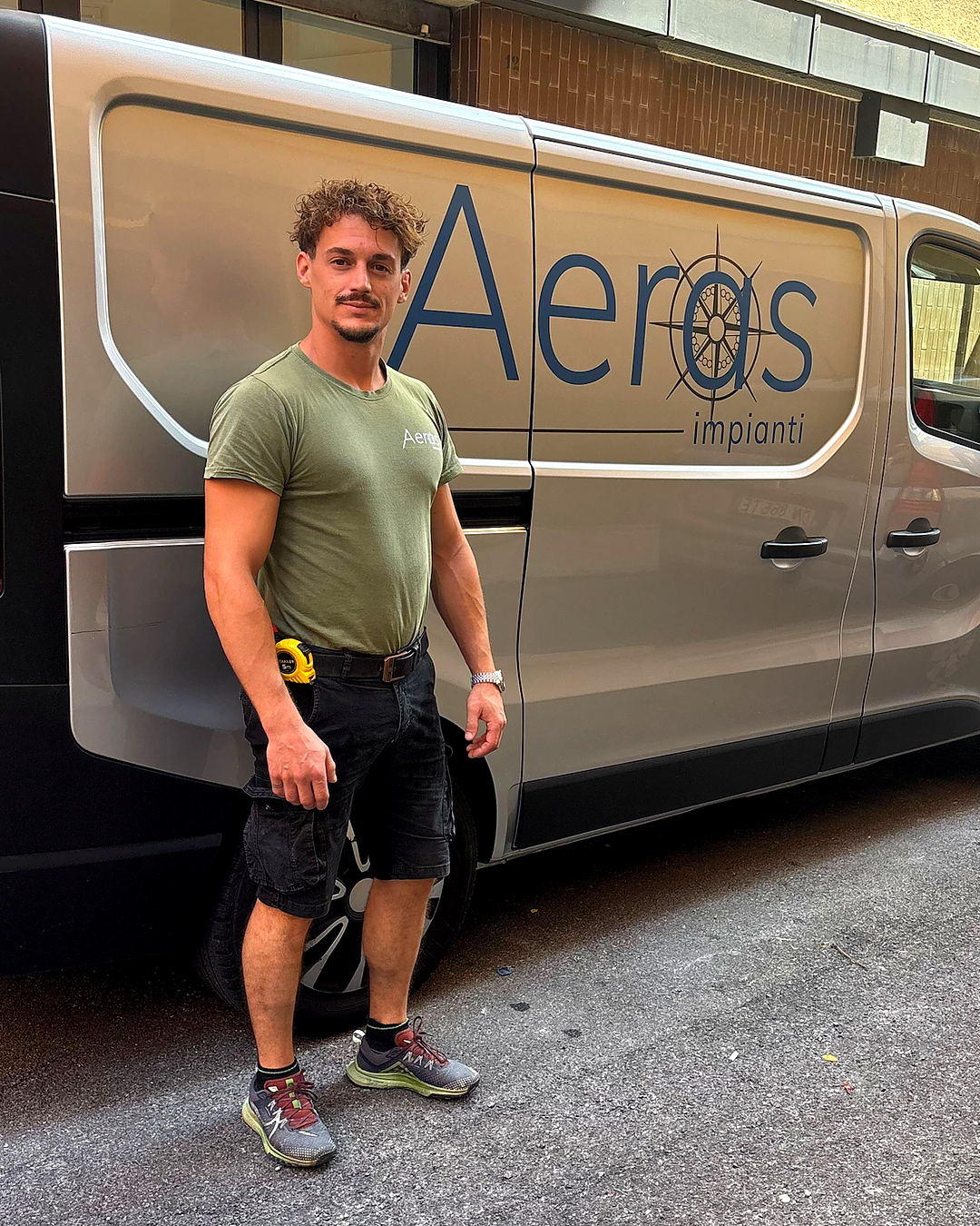 Giuseppe, titolare Aeras Impianti, in tenuta di lavoro davanti al furgone aziendale