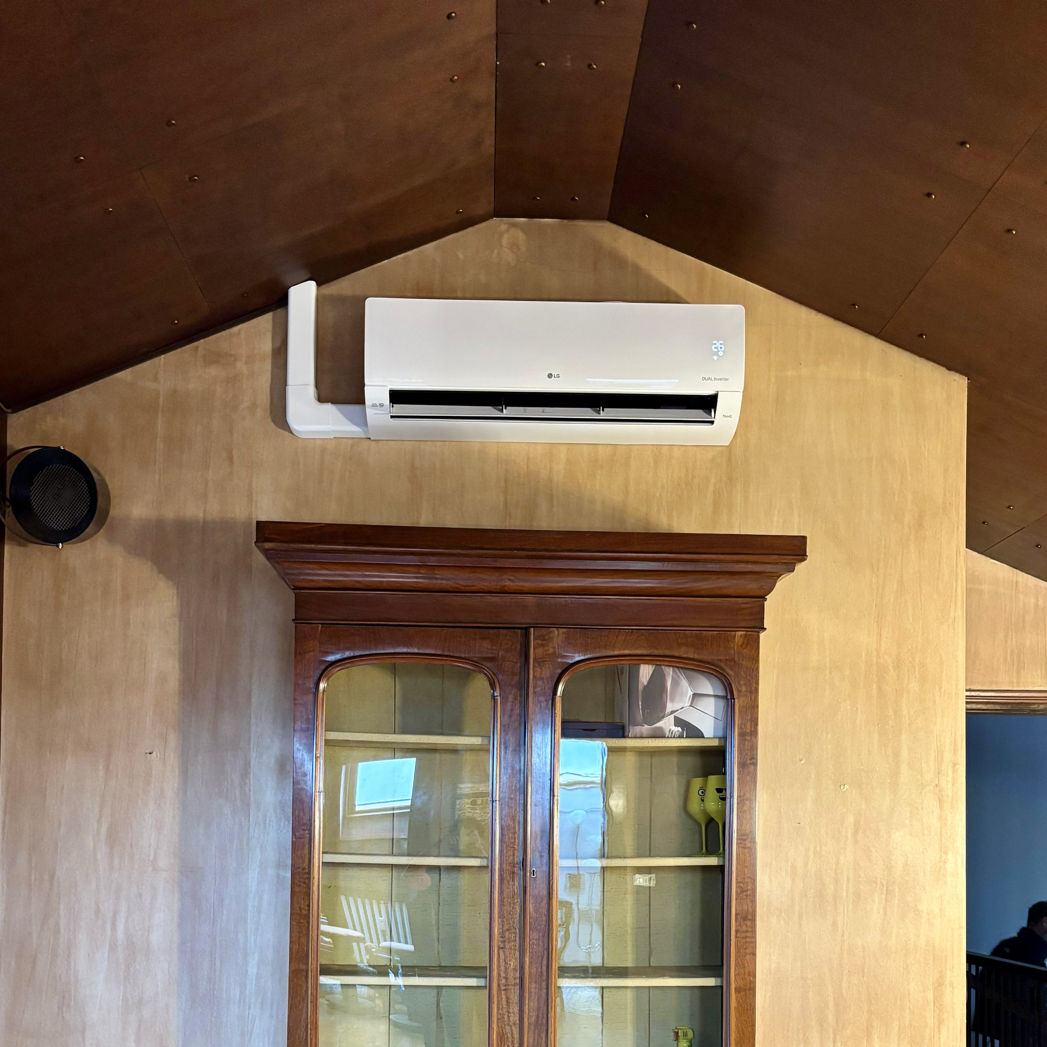 Split LG mansarda soffitto legno